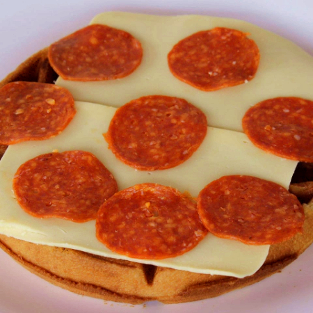 Waffle de Manchego y Peperoni