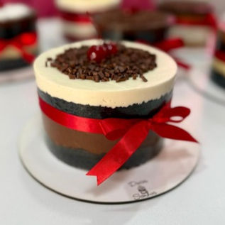 Deliciosa massa black amanteigada de cacau 100%, com recheio de mousse de chocholate blend e mousse de Ninho