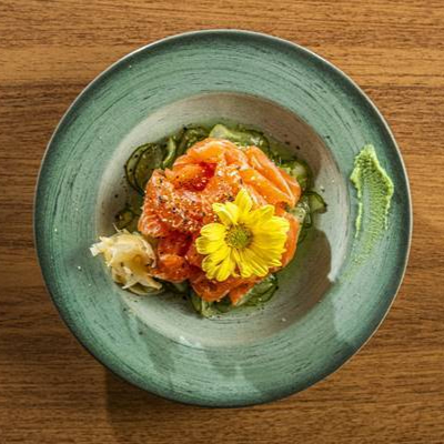 É uma salada leve e refrescante com lâminas de pepino japonês, salmão em cubos e finalizado com gergelim.