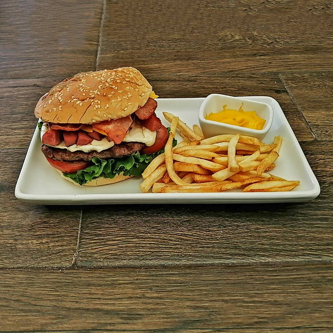 Hamburguesa Ragnar Especial con Papas 🍔