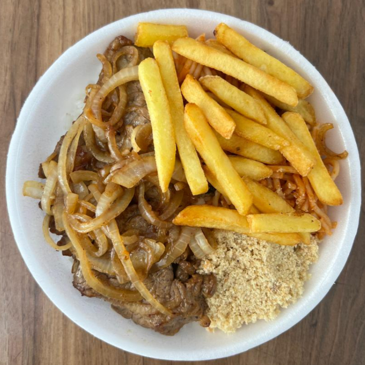 Acompanha arroz branco, feijão preto, macarrão espaguete, farofa e batata frita