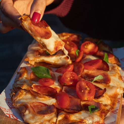 Pizzeta de calabresa, feita com massa crocante sem fermentação, aromatizada com cerveja. Molho pomodoro da casa, mussarela, calabresa, tomate cereja e manjericão. Obs: porção individual. Aprox. 350g.
