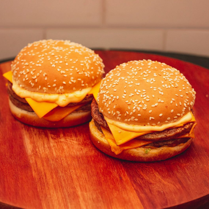 02 hamburguer , 02 queijo, molho especial e 01 pao com gergelim