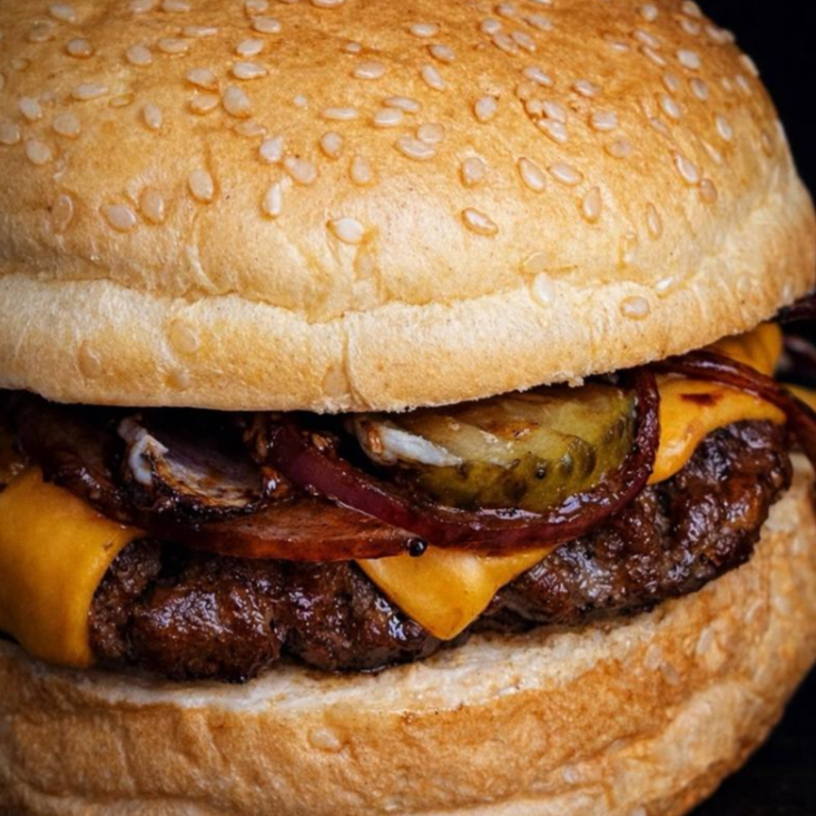 Pão brioche, hambúrguer 150 g, queijo cheddar, picles fatiado, cebola caramelizada, maionese especial da casa