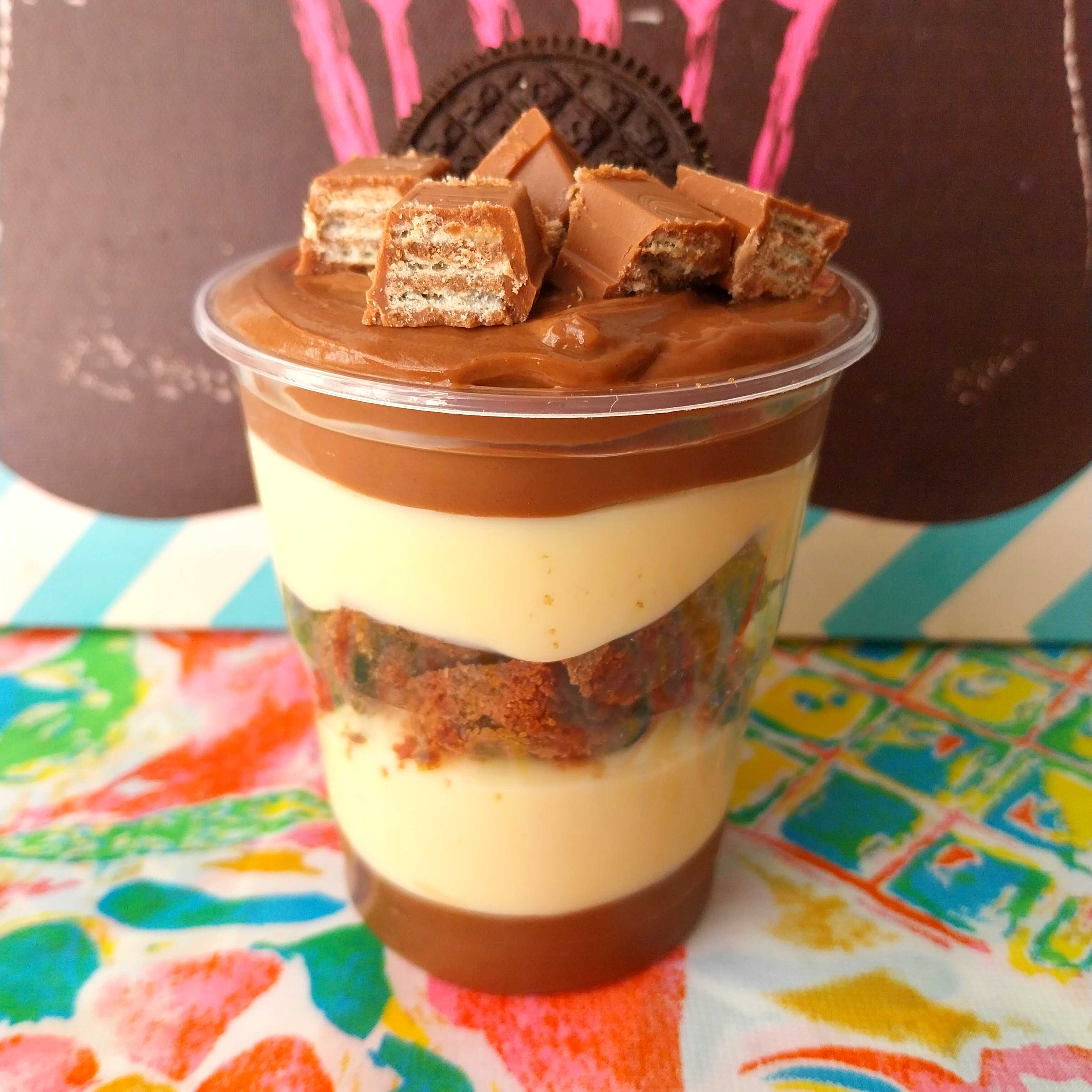 Uma explosão de sabores, creme de ninho, creme ao leite , pedaços no nosso brownie que desmancha na boca finalizado com biscoito Oreo e pedaços de KitKat.