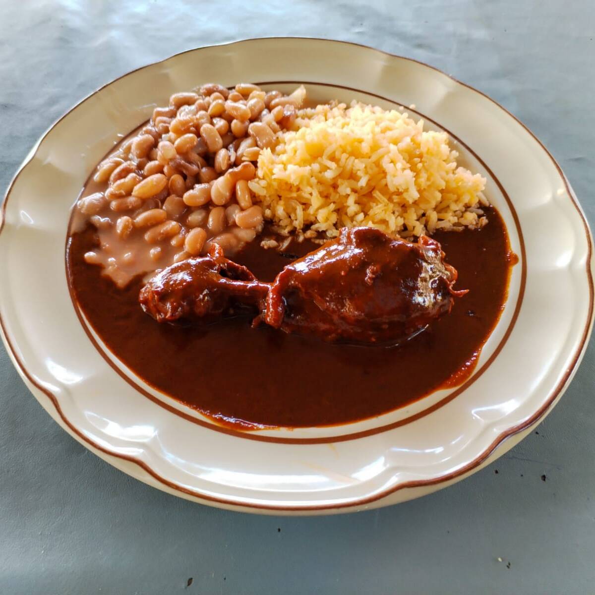 MOLE ROJO CON POLLO