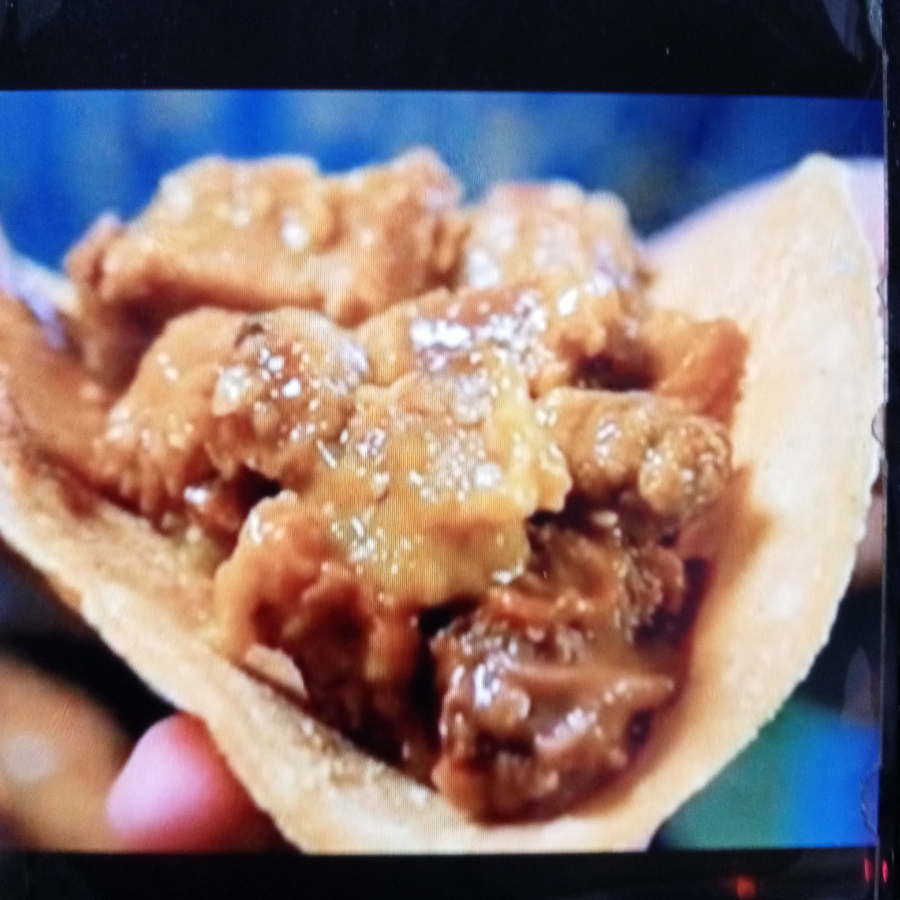 TACO DE CHICHARRÓN EN SALSA VERDE