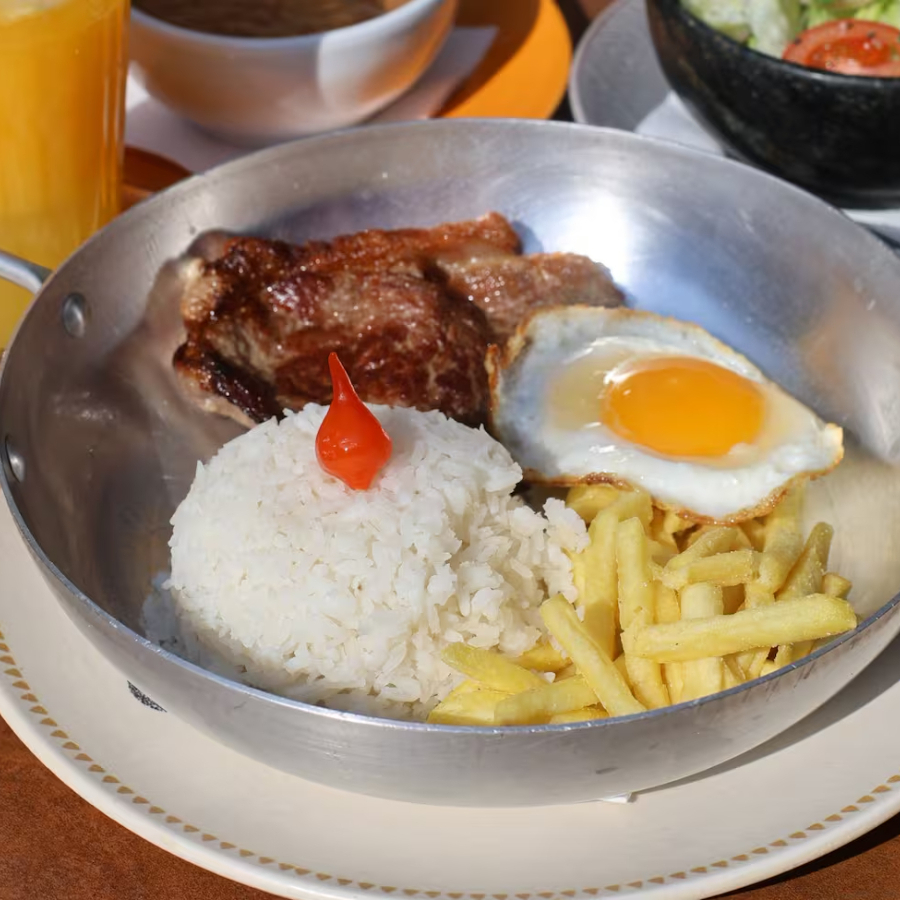 Arroz , feijão , contra file acebolado e fritas