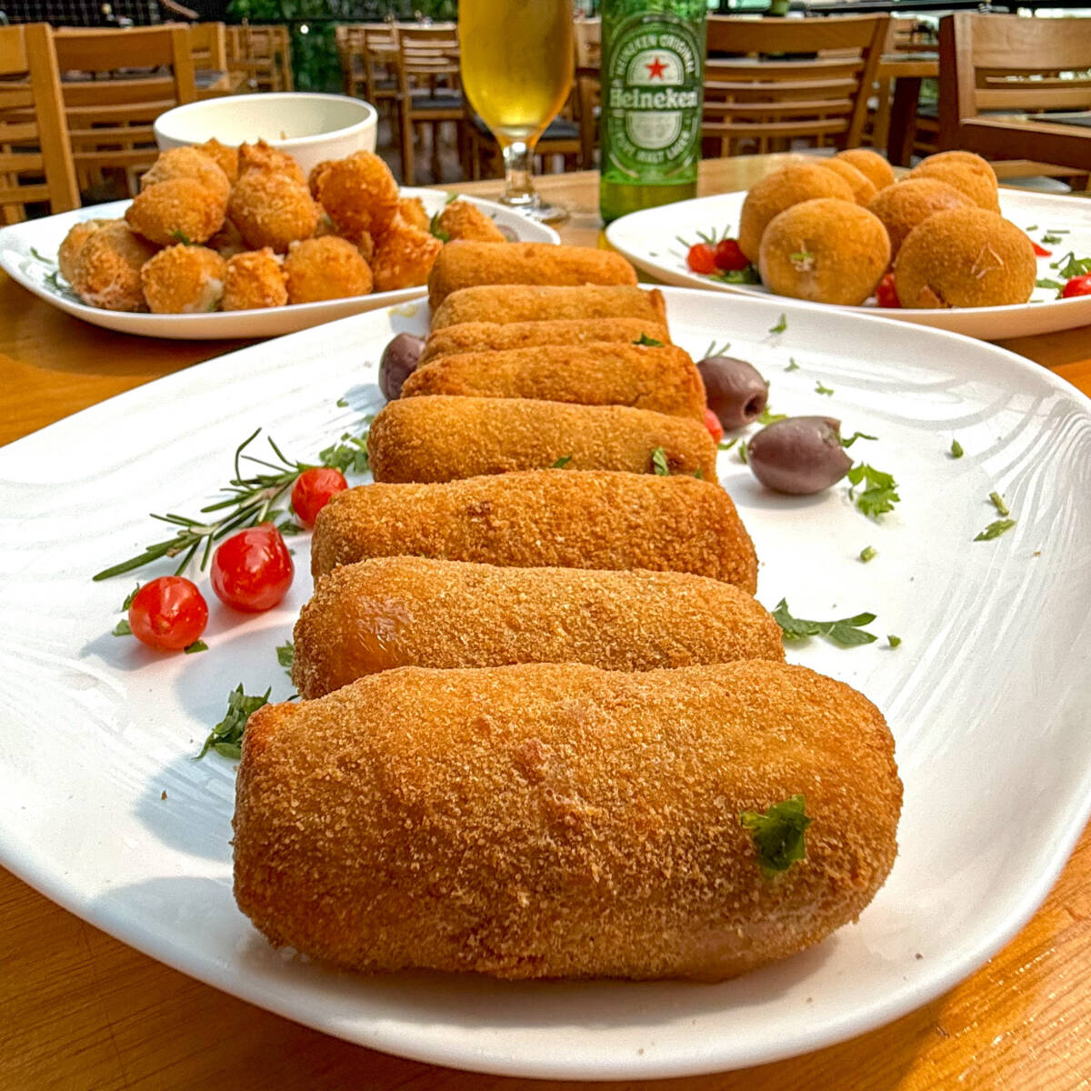 8 bolinhos de Cupim desfiado preparado no bafo por 5 horas recheado com queijo Cheddar. Servido com molho Grill