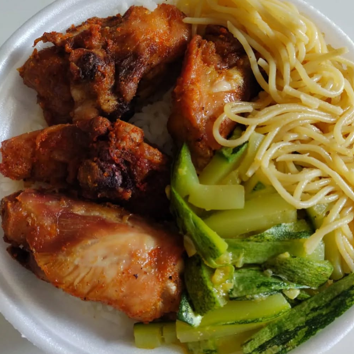 Frango Frito, feijão de caldo, macarrão, banana frita, legumes, batata chips. ACOMPANHA MIX DE SALADA Obs. : Na falta de um dos acompanhamentos será substituído por algum item do cardápio do dia.