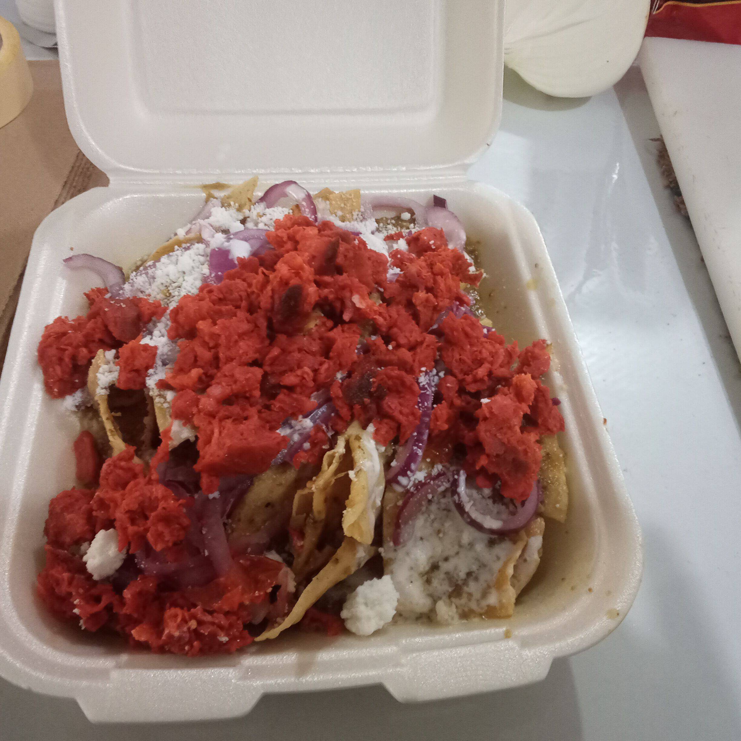 Chilaquiles de Parrillada en Salsa Roja,queso Mozz
