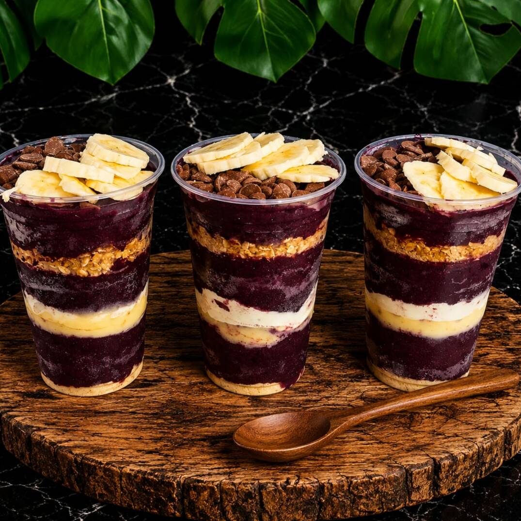 Leite condensado, leite em pó, paçoca, granola, banana, gotas de chocolate
atenção: montagem igual da foto, não trocamos