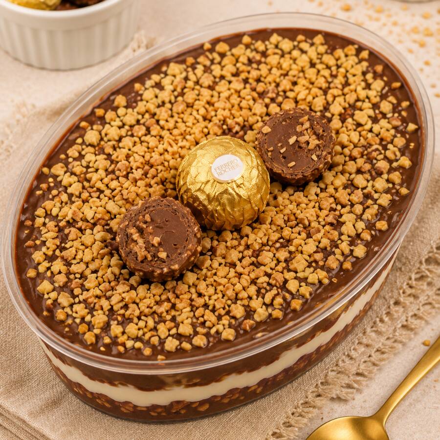 Exclusividade da Delícia de Sabor. Camadas super cremosas de chocolate e creme de avelã, finalizadas com crocantes e deliciosos bombons Ferrero Rocher. Uma sobremesa gelada, sofisticada e irresistível para os amantes de chocolate!