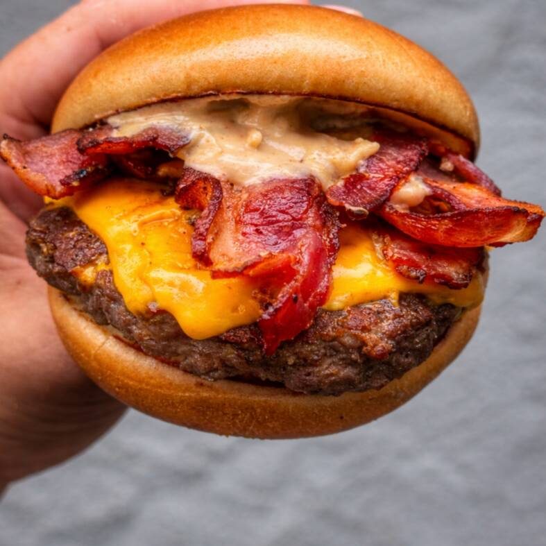 O burger para quem é apaixonado por bacon e suculência! • Pão Brioche Premium: Leve, amanteigado e sempre fofinho. • Burger 150g: Carne bovina artesanal de verdade, preparada na casa. • Cheddar Real: Derretido no ponto perfeito. • Double Bacon: Bacon suculento em fatias + nossa famosa Maionese Defumada de Bacon. • Um lanche intenso, equilibrado e extremamente saboroso.