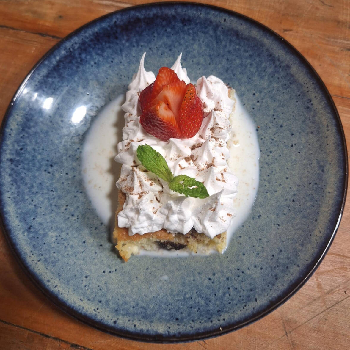 bolo de baunilha e chocolate marmorizado e molhado com uma calda de tres leites, chantilly e morango