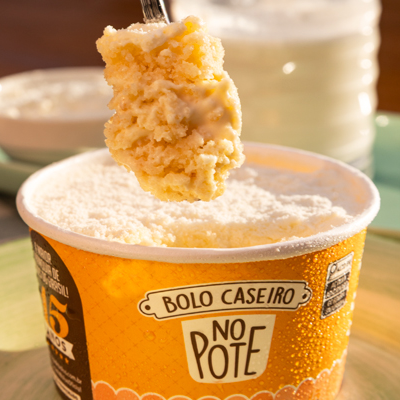 O sabor inesquecível e marcante do Leite Ninho. Um bolo leve e delicioso junto com muito recheio e uma cobertura super especial. Tudo dentro do potinho!
Peso aproximado do bolo de pote: 150 gramas
Alérgicos: Contém Glúten e Lactose. Contém leite e derivados, derivados do trigo e ovo.
Para informações de ingredientes e tabela nutricional consulte o site.
Palavra chave: Doce e sobremesa, bolo no pote
