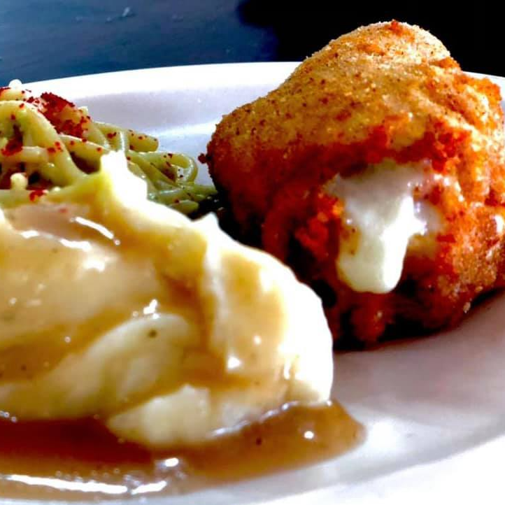 Pechuga Empanizada Rellena de Jamon & Queso