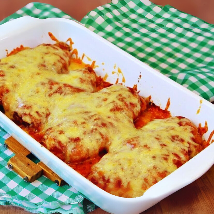 Acompanhamento: Arroz branco soltinho, Feijão carioca delicioso e cheio de sabor, Bife à Parmegiana com molho cremoso e queijo derretido, e Salada do dia fresquinha. Uma refeição completa e saborosa, ideal para servir uma pessoa com muito prazer.