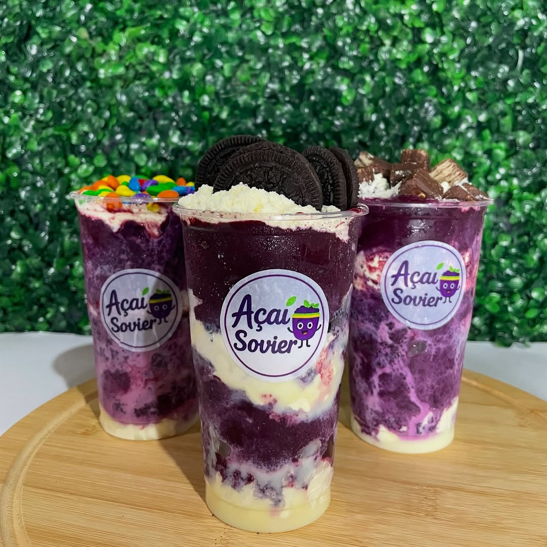 Três copos incríveis pra quem ama açaí com muito chocolate! Perfeito para compartilhar ou aproveitar sozinho. O combo inclui: 1 Açaí de Bis + Oreo — combinação cremosa com crocância e sabor intenso de chocolate. 1 Açaí de Confete de Chocolate — colorido, divertido e cheio de sabor. 1 Açaí de Bis Crocante — textura irresistível com aquele toque especial.