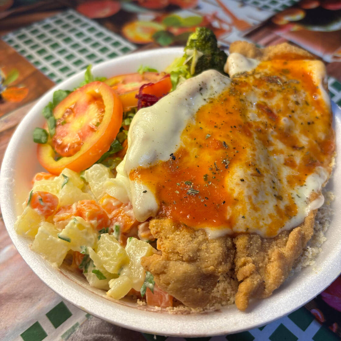 Arroz, feijão, macarrão, farofa, salada, salpicão, purê e fritas