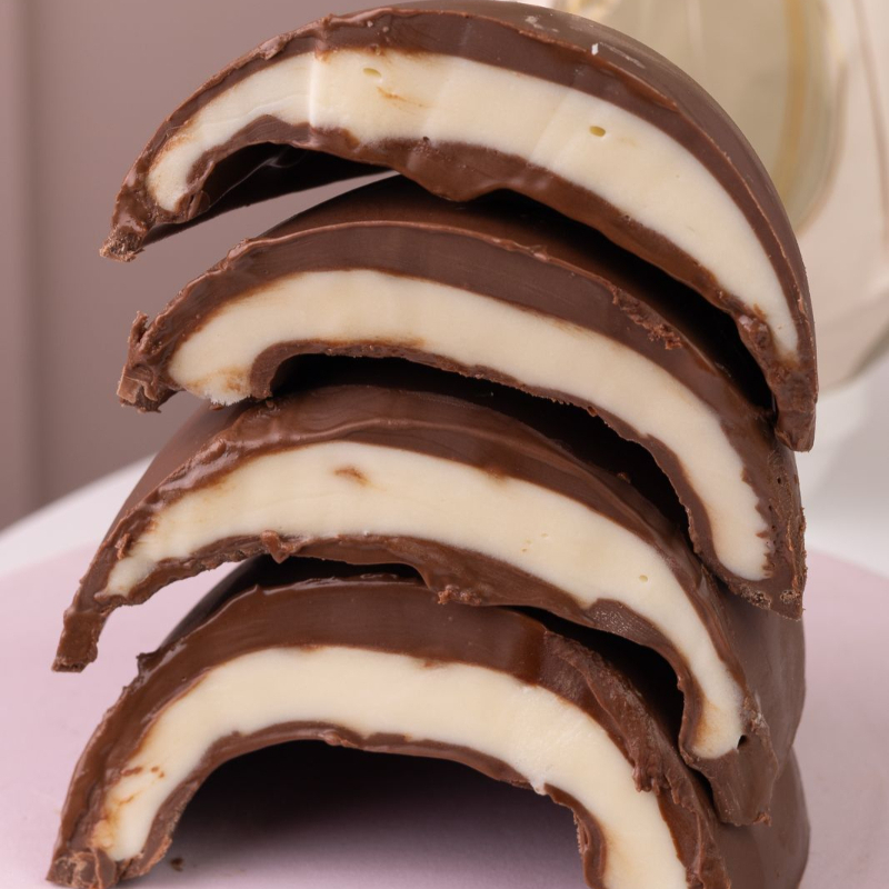 Delicioso ovo trufado com duas bandas de chocolate nobre ao leite, recheadas com uma cremosa ganache de chocolate branco. Acompanha sacola de presente Dandoce