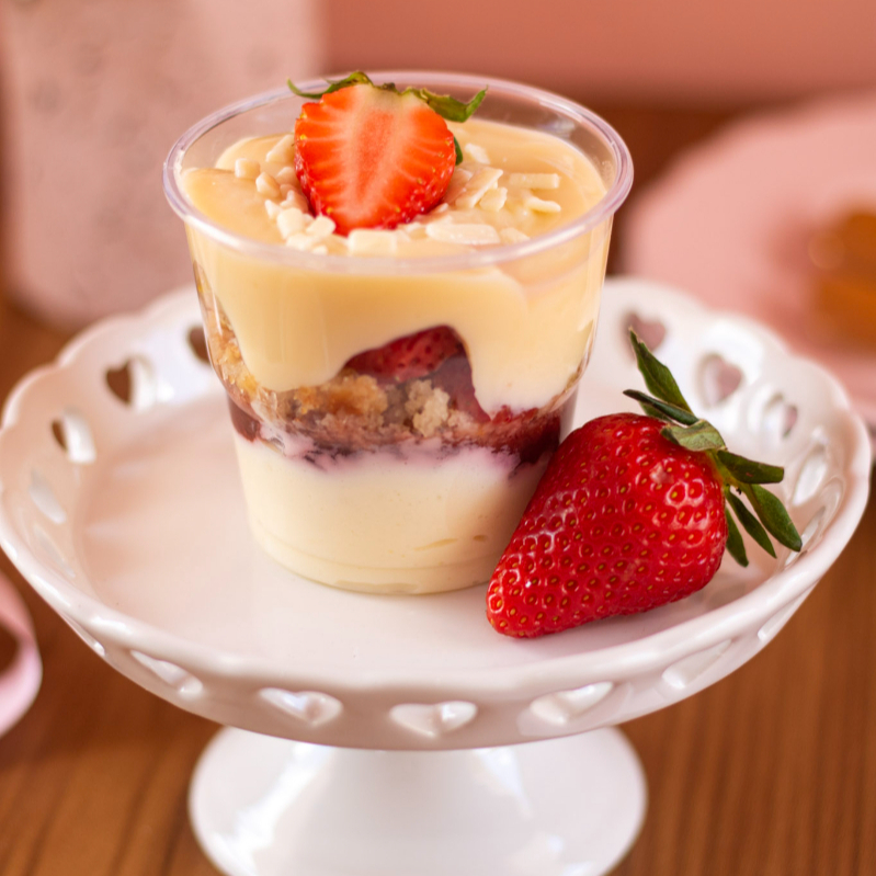 Descubra a explosão de sabores deste copo gourmet! Delicie-se com o delicioso mousse de Ninho, geleia de morango, massa branca, morangos frescos, com o melhor creme 4 leites da vida. Surpreenda seu paladar com essa experiência irresistível!