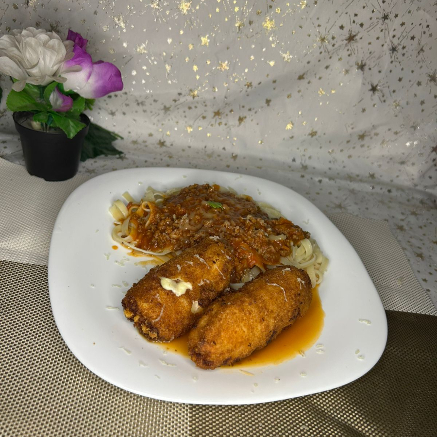 Fettuccine com molho bolonhesa e frango grelhado