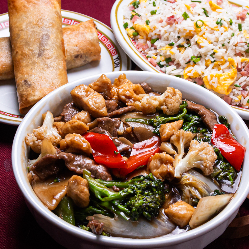 Rapousay de carnes variadas + Arroz Chopsuey + 2 rolinhos + molho (Serve de 2 a 3 pessoas)