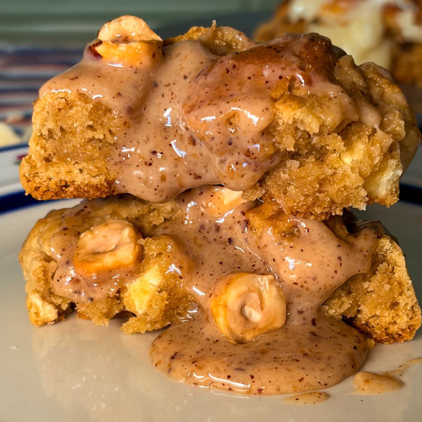 Cookie com massa tradicional e gotas de chocolate meio amargo e ao leite, recheado com nosso creme artesanal de avelãs e chocolate branco, inspirado no bombom Kinder Bueno. Crocante por fora, macio por dentro e delicioso a cada mordida.