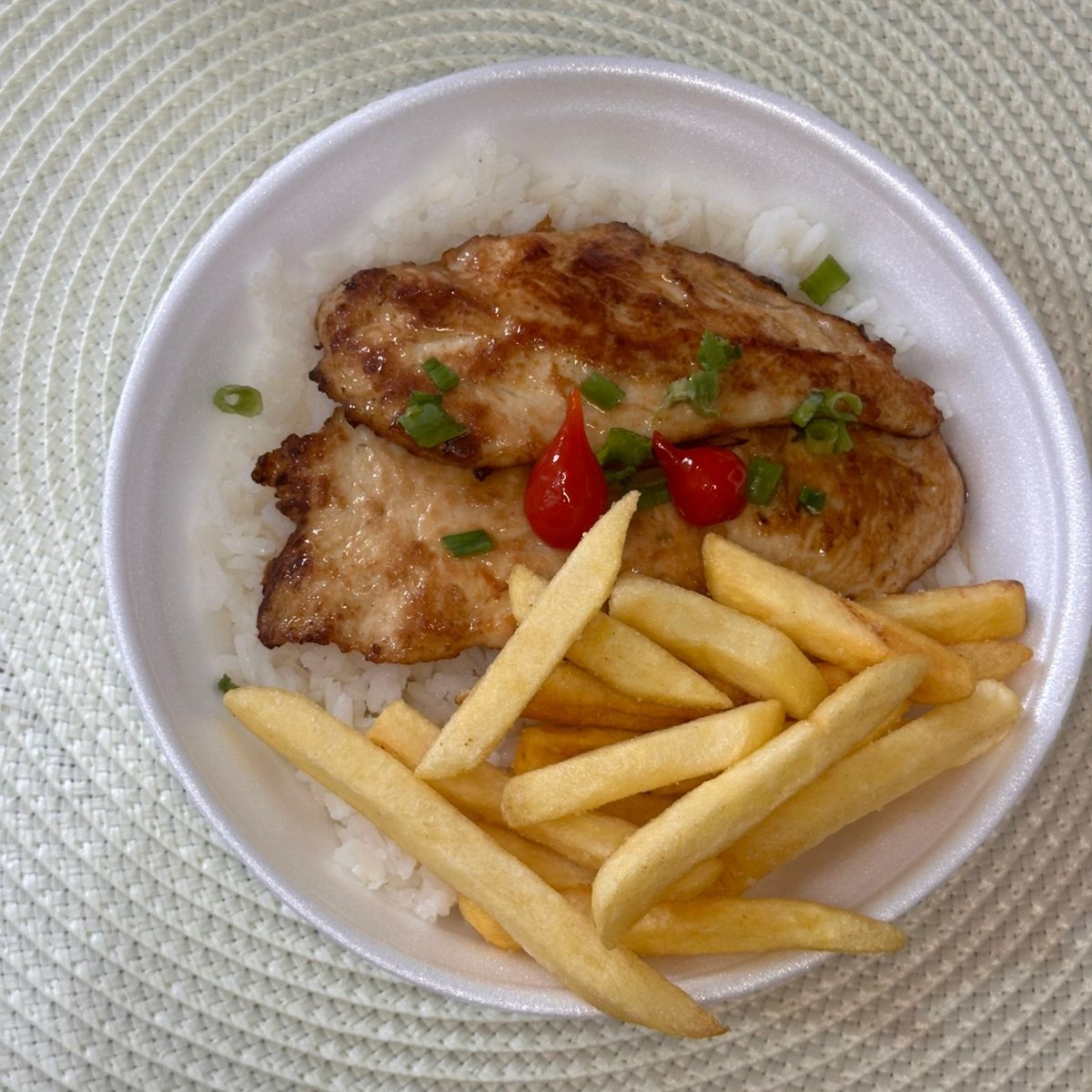 Filé de frango grelhado, arroz branco, feijão, batata frita e salada do dia