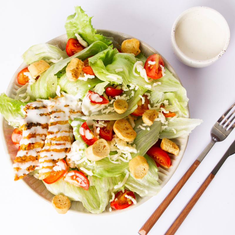 Frango em Tiras, Alface Americana,Tomate Cereja, Parmesão, Croutons, Molho Caesar