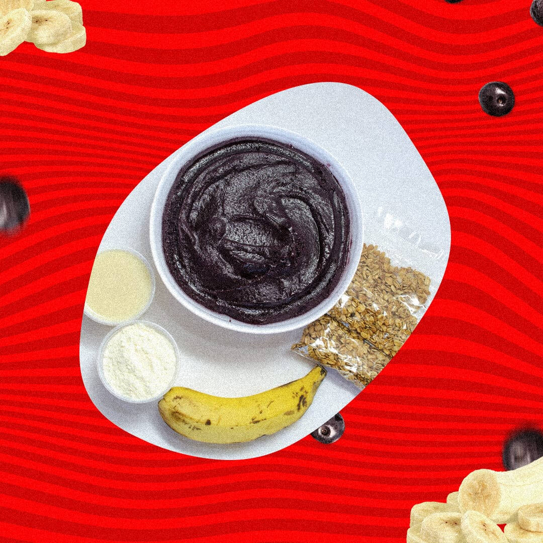 Vem açai em pote de isopor + leite em pó, leite condensado, banana e granola tudo separado.