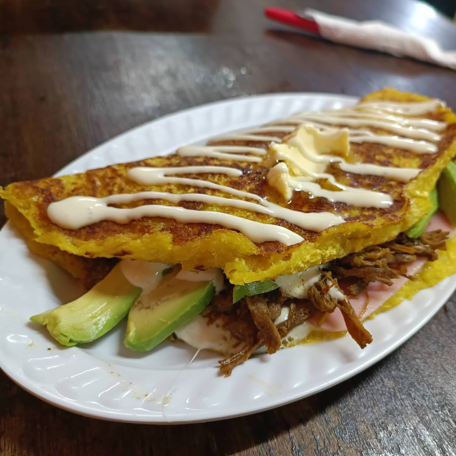 Cachapa con Carne, Aguacate y queso de Mano