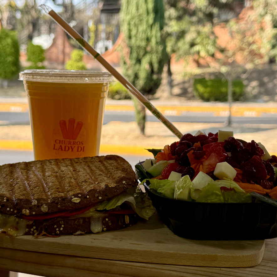 Croissant o Sandwich, Jugo y Ensalada.