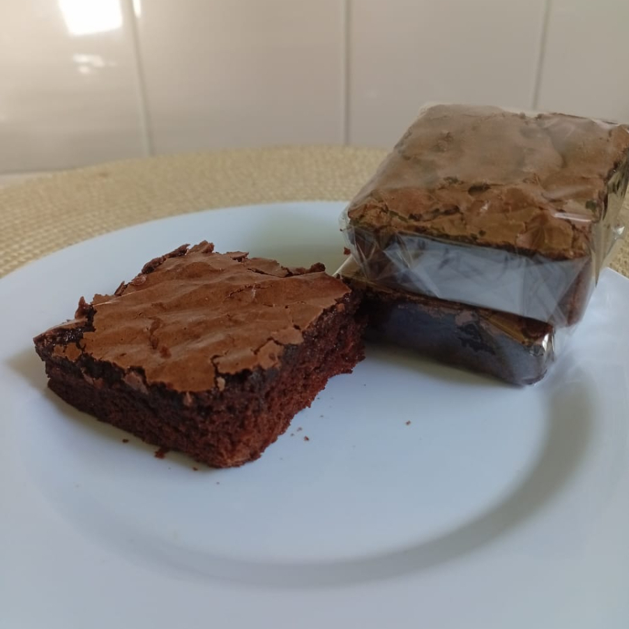Pra você que prefere o brownie sem recheio, aqui está ele! Molhadinho por dentro e com casquinha por fora. Tamanho 6x6, pesando 55gramas