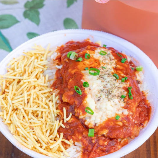 Marmita com delicioso filé de frango parmegiana (empanado na massa crocante, coberto como molho de tomates a moda da casa e queijo muçarela derretido) acompanhado de arroz branco soltinho e batata palha crocante (enviada separadamente). Marmita P (500 ml), aprox. 400 gramas, serve 1 pessoa