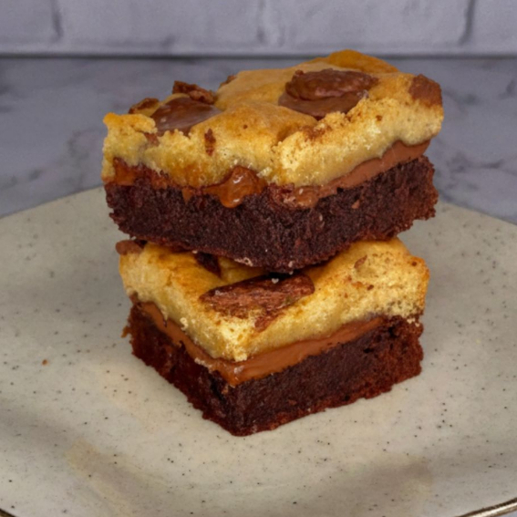 Brookie é a combinação perfeita de Brownie com Cookie. Nosso brookie tradicional é feito com nossa massa de cookie exclusiva de manteiga noisette, com o melhor brownie que você vai provar, suuuuper úmido e cremoso, além de muitooo chocolate ao leite. Com certeza vai se tornar seu doce favorito, assim como é o nosso <3 Peso: 130g Garu de doçura: 3/5