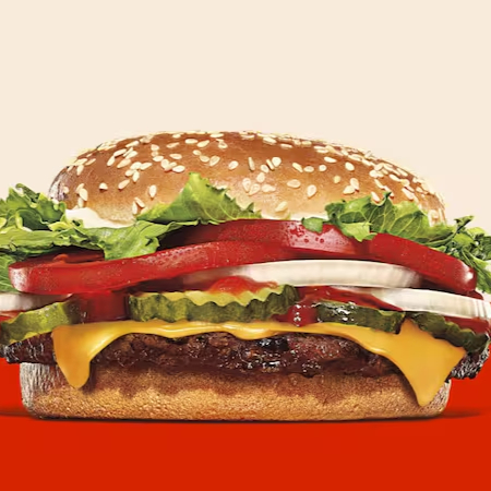 Um hambúrguer vegetariano grelhado de 113g, pão com gergelim, queijo derretido, picles, salada fresca (alface, cebola, tomate), ketchup e maionese bk.