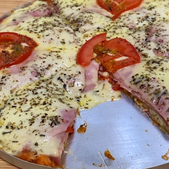 Uma combinação clássica que conquista qualquer paladar! Massa leve e crocante, coberta com molho de tomate especial, generosas fatias de presunto suculento e uma camada irresistível de mussarela derretida, dourada na medida certa. Finalizada com um toque de orégano que realça ainda mais o sabor. Simples, deliciosa e perfeita para qualquer momento! 😋🔥