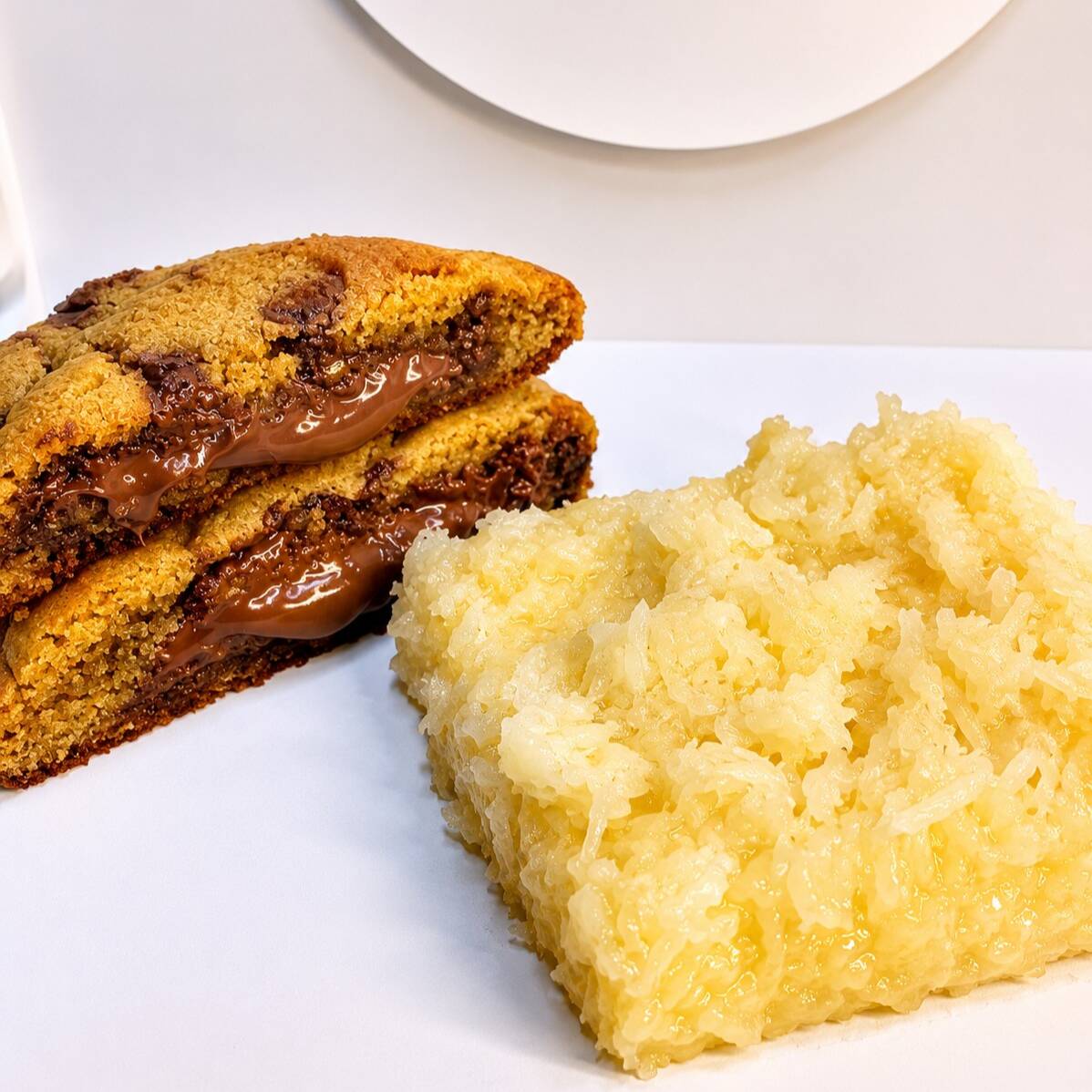 A combinação ideal pra quem quer equilíbrio e muito sabor. Um cookie artesanal, macio por dentro e levemente crocante por fora, acompanhado de uma cocada cremosa feita com leite condensado, com textura suave e aquele gostinho caseiro irresistível. O doce na medida certa pra um momento perfeito.