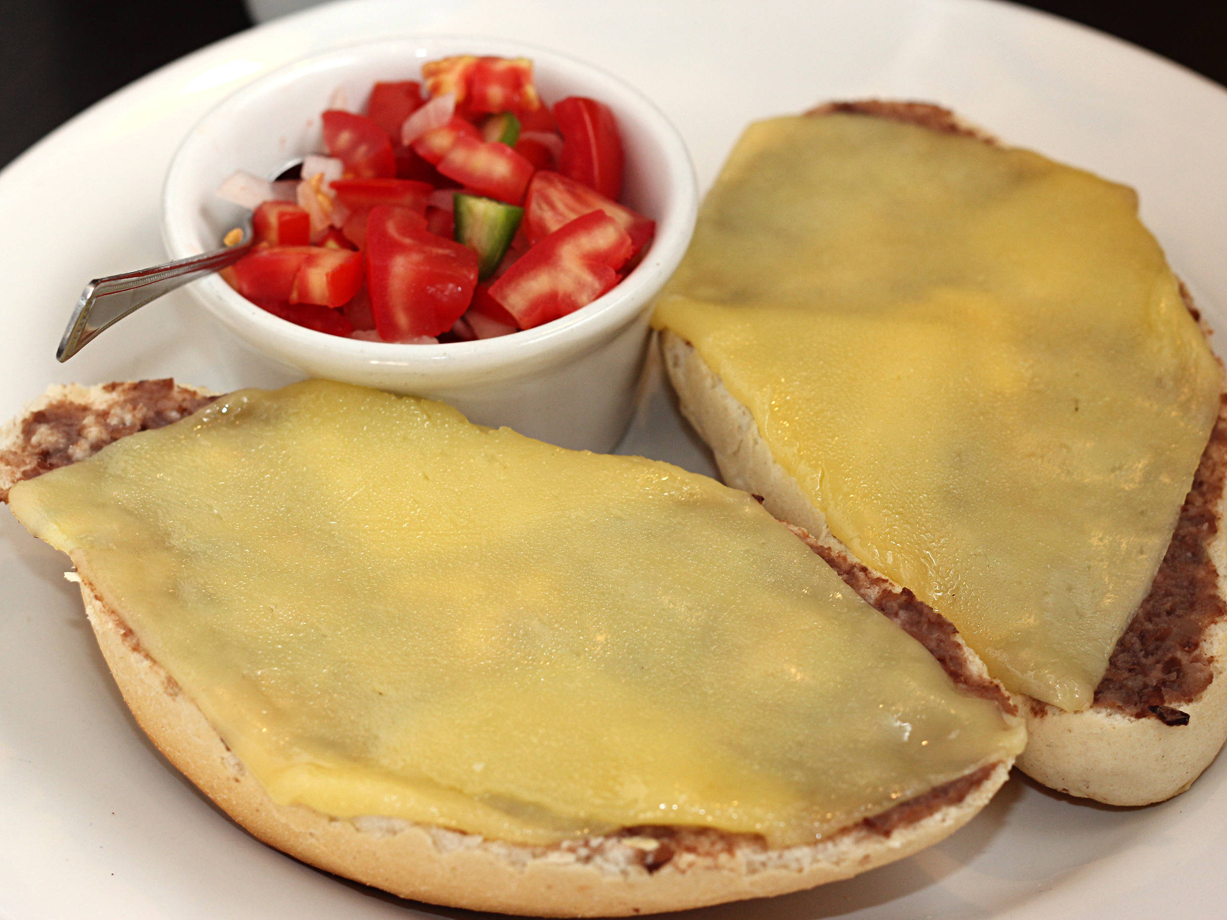 Molletes + capuchino