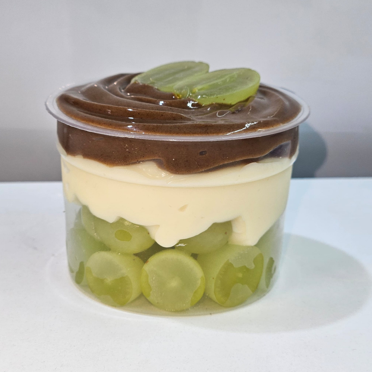 Uvas fresquinhas sem semente cortadas com muito creme de ninho e um camada de creme de chocolate por cima pra completar essa delícia ! Serve 1 pessoa. 150gr