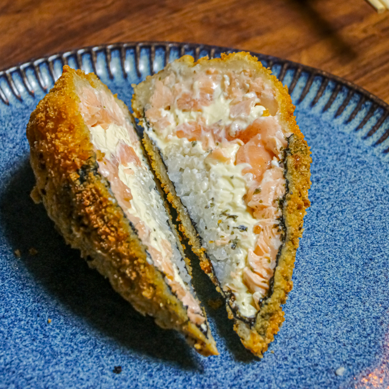 Temaki empanado, salmão e cream cheese.