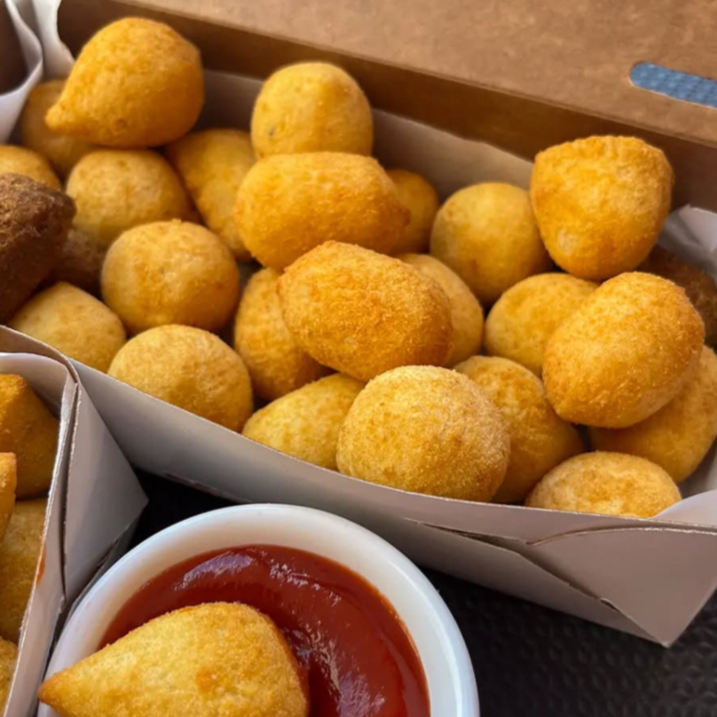 100 salgadinhos fritos tamanho festa (20–25g cada) preparados na hora para garantir crocância e sabor. 👨👩👧👦 Serve aproximadamente 4 a 5 pessoas. 📌 Você pode escolher os sabores (10 unidades por sabor) ou selecionar a opção mista da casa.
