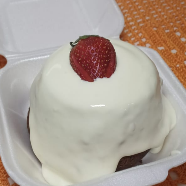 Bolo fofinho de massa de chocolate branco com cobertura de leite ninho- Serve 1 pessoa