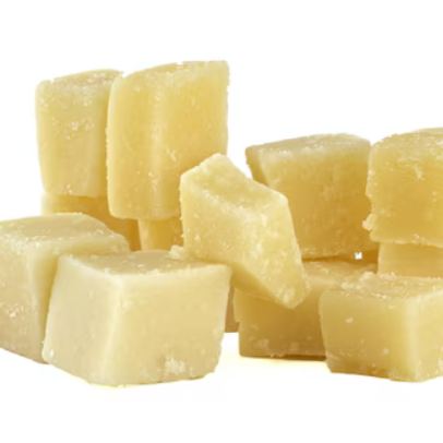 Queijo italiano com sabor encorpado e textura granulada. Ideal para ralar sobre massas, risotos ou degustar com azeite e vinho.