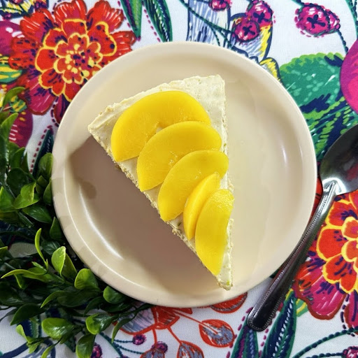 Rebanada de carlota con durazno