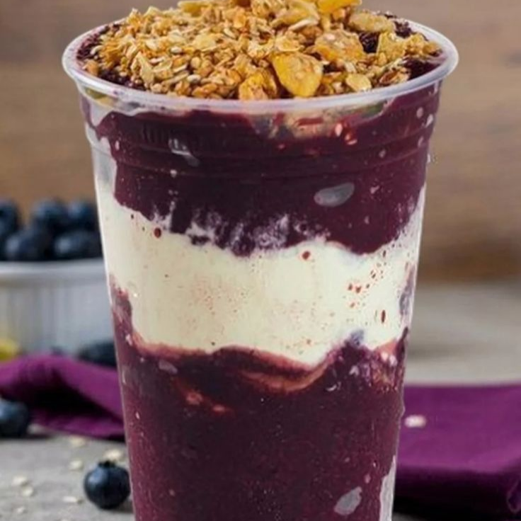"Se a vida está difícil, imagina pra quem não gosta de açaí."
"Tá triste? A cura é açaí. Tá feliz? Açaí para comemorar."
"Encontrei meu par perfeito: um tigelão de açaí com bastante leite Ninho."
"O melhor amigo é aquele que te chama para tomar açaí."