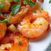 Arroz primavera acompanhado de camarões refogados ao alho e óleo.