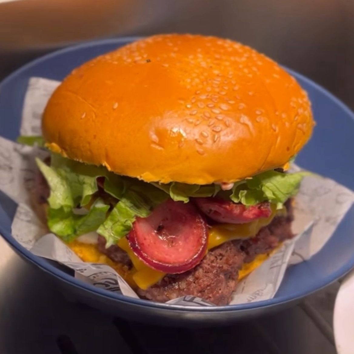 Pão brioche, blend 140G, Calabresa grelhada, cebola caramelizada, e molho secreto